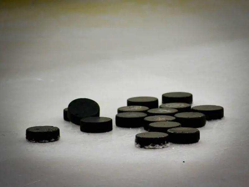 hockey-puck-608582_1920-scaled